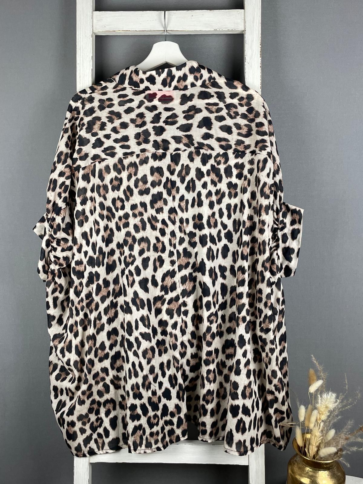 Hemdbluse im hellen Leo Print