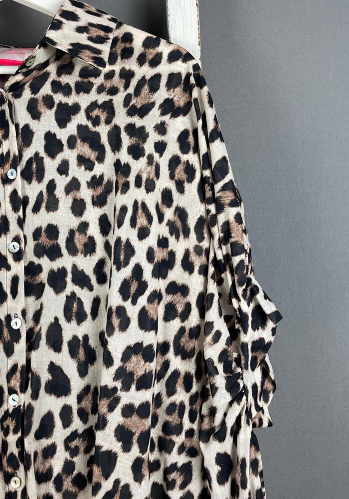 Hemdbluse im hellen Leo Print