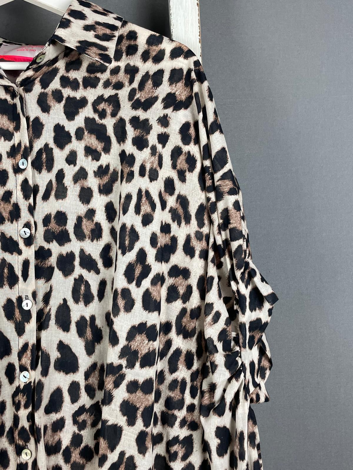 Hemdbluse im hellen Leo Print