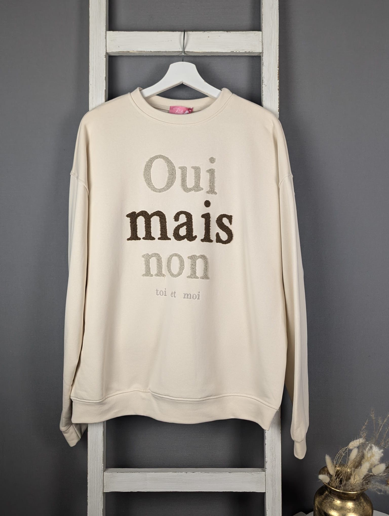 Sweater mit “Oui mais non” Flokati Druck