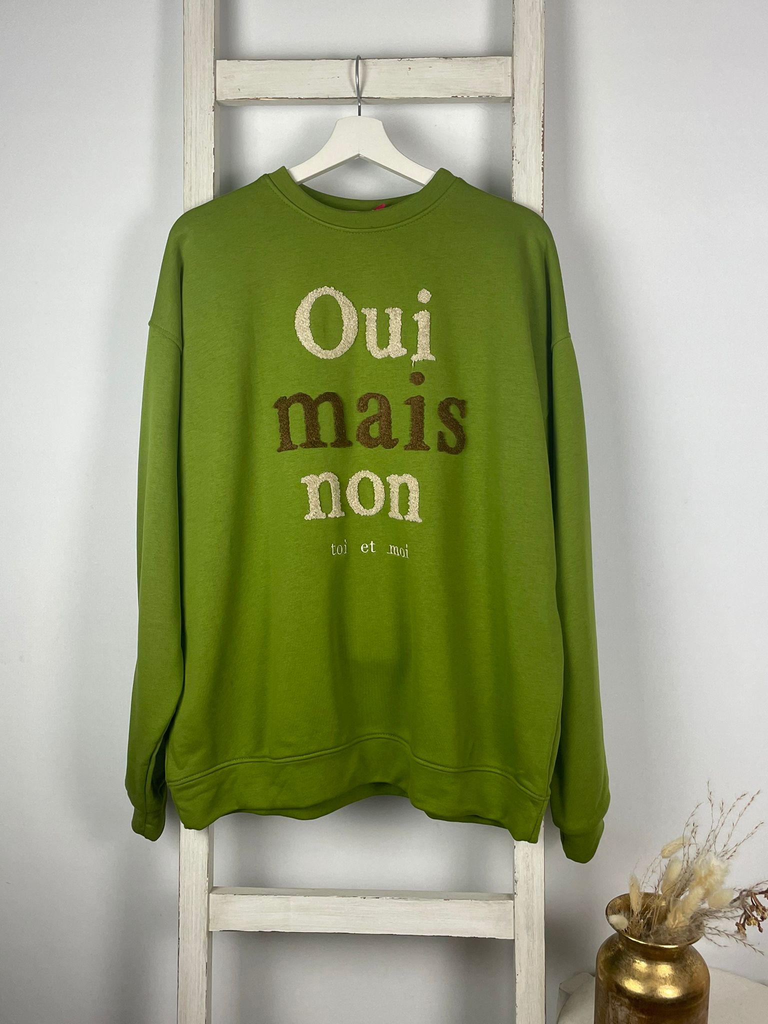 Sweater mit “Oui mais non” Flokati Druck