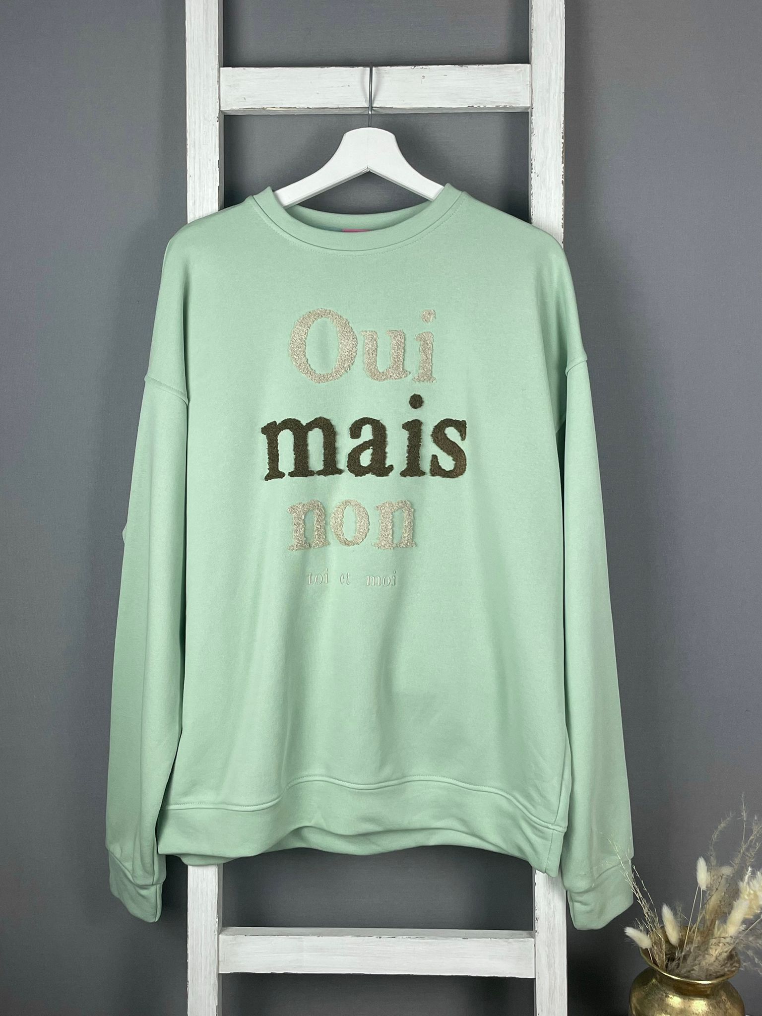 Sweater mit “Oui mais non” Flokati Druck