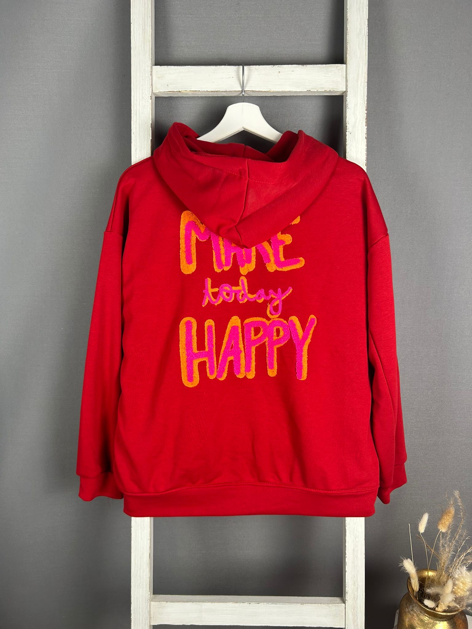 Backprint Hoodie mit “HAPPY” Flokati Aufdruck