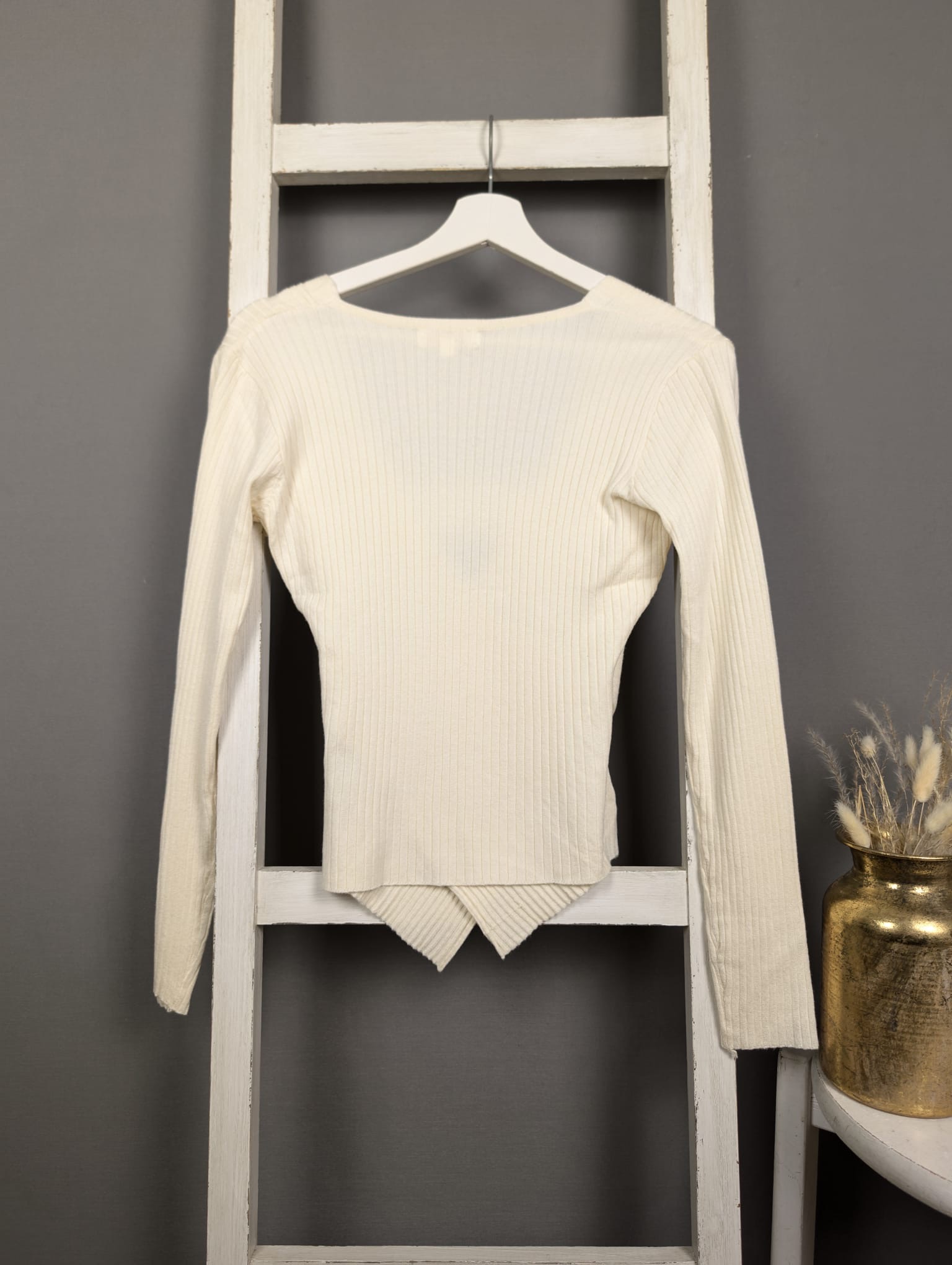 Figurbetonter Pullover mit Kreuzdetail vorne