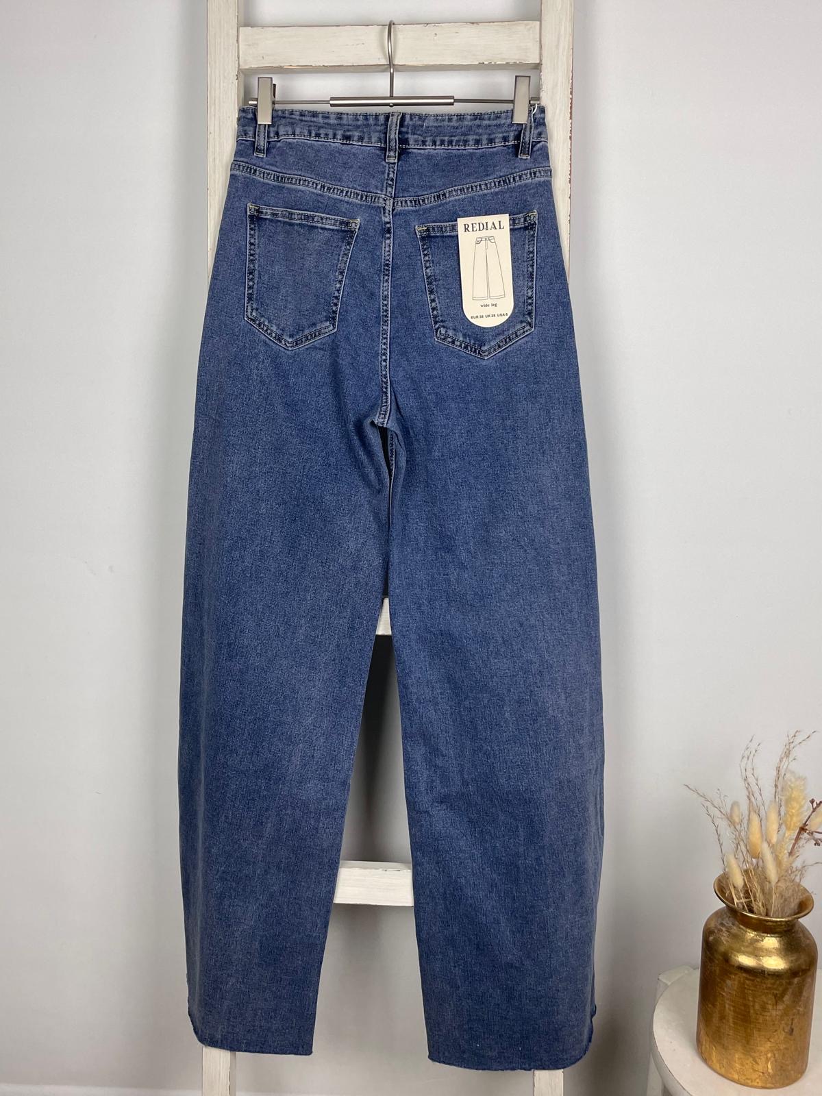 Straight Leg Jeans mit Raw Cut Saum