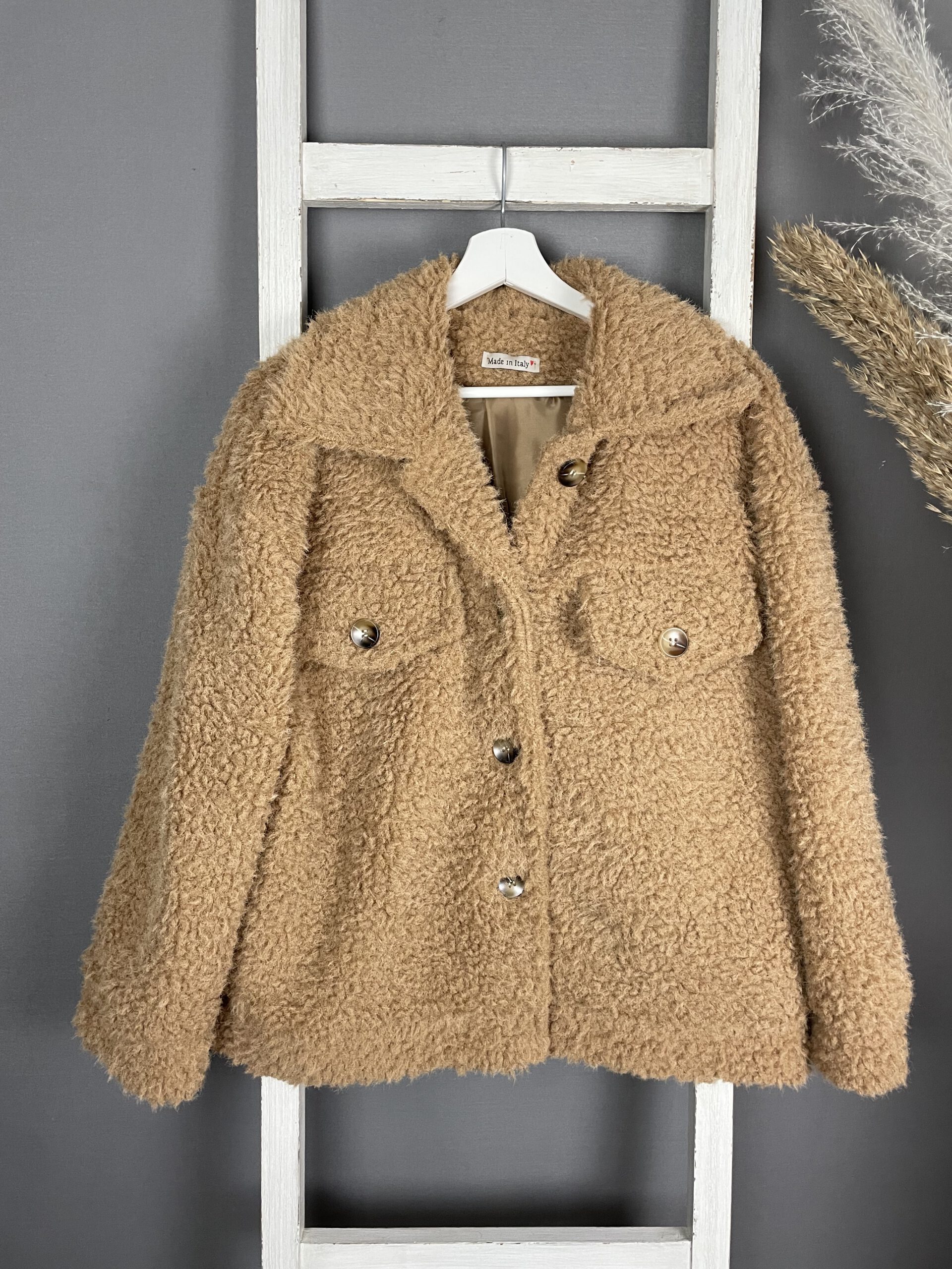 Teddy Jacke mit Brusttaschen und Kragen