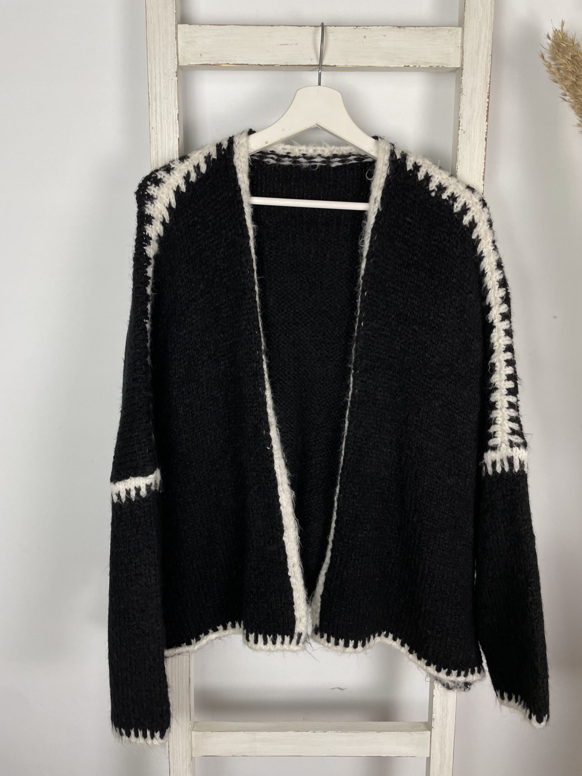 Strickjacke mit weißen Nähten