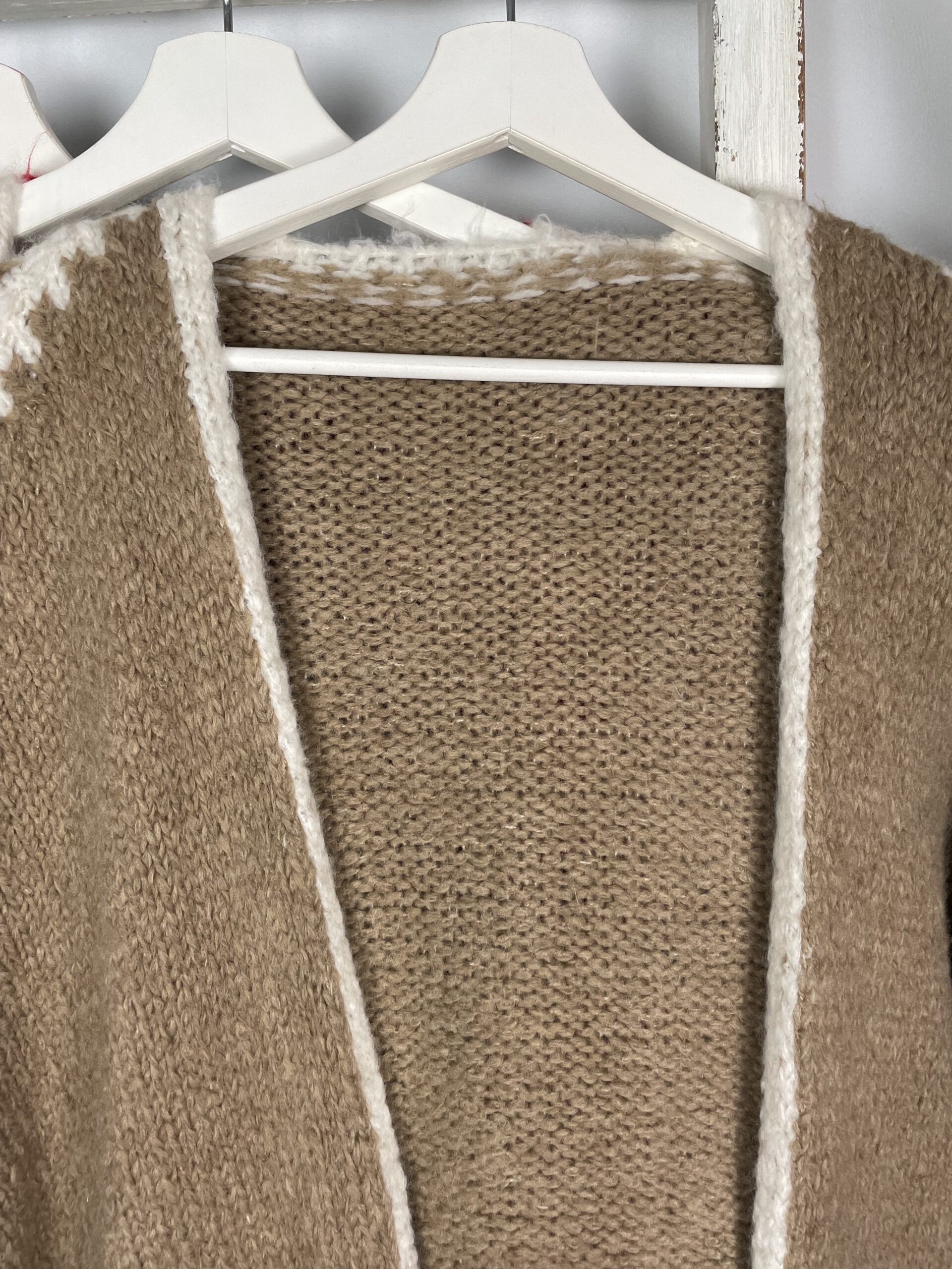 Strickjacke mit weißen Nähten