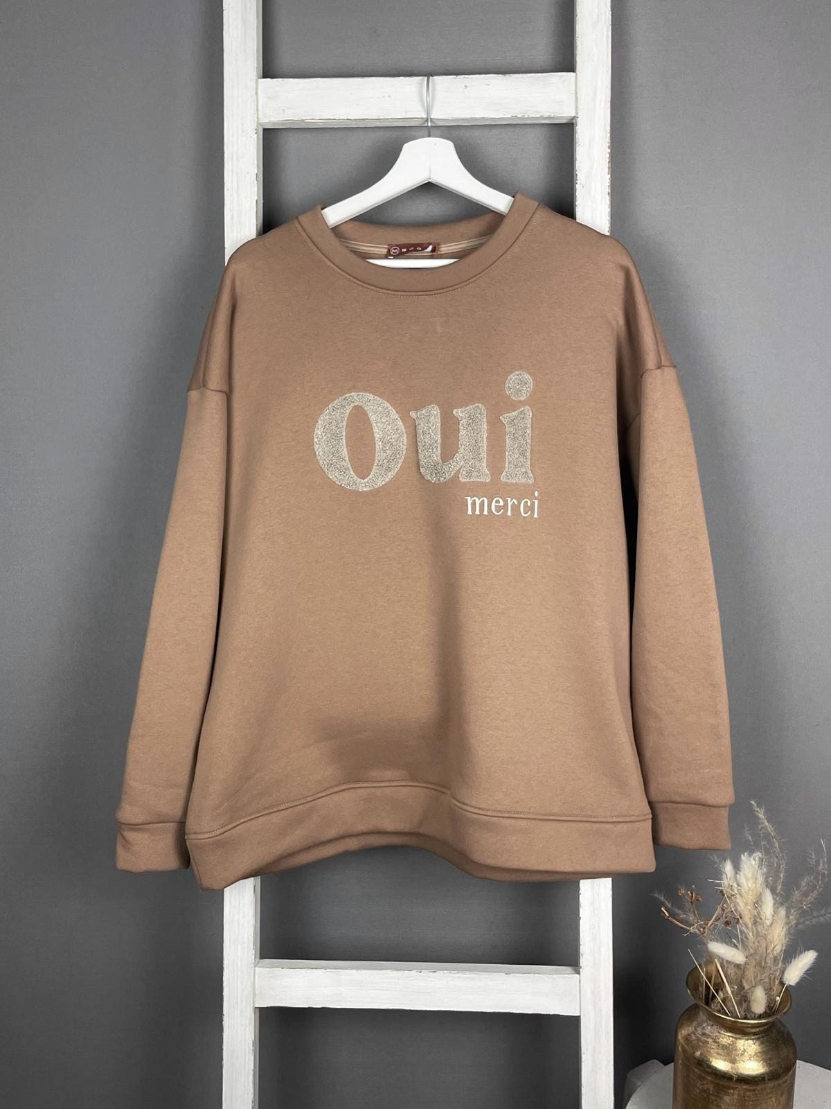 Sweater mit “Oui merci” Flokati Druck