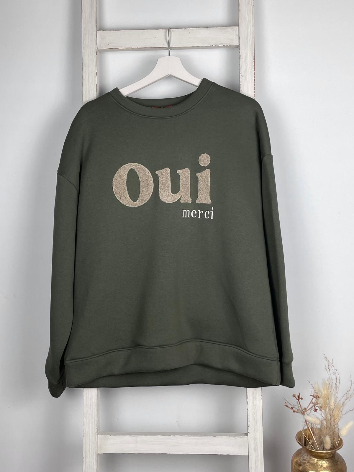 Sweater mit “Oui merci” Flokati Druck