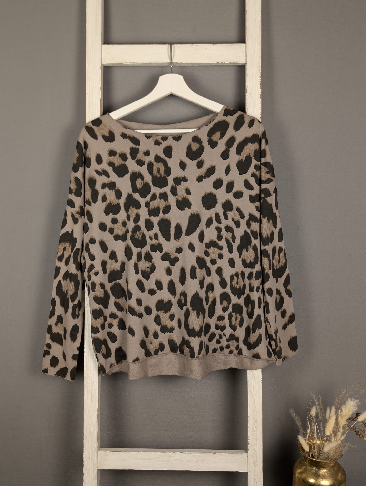 Leo-Longsleeve mit Raw Cut Saum