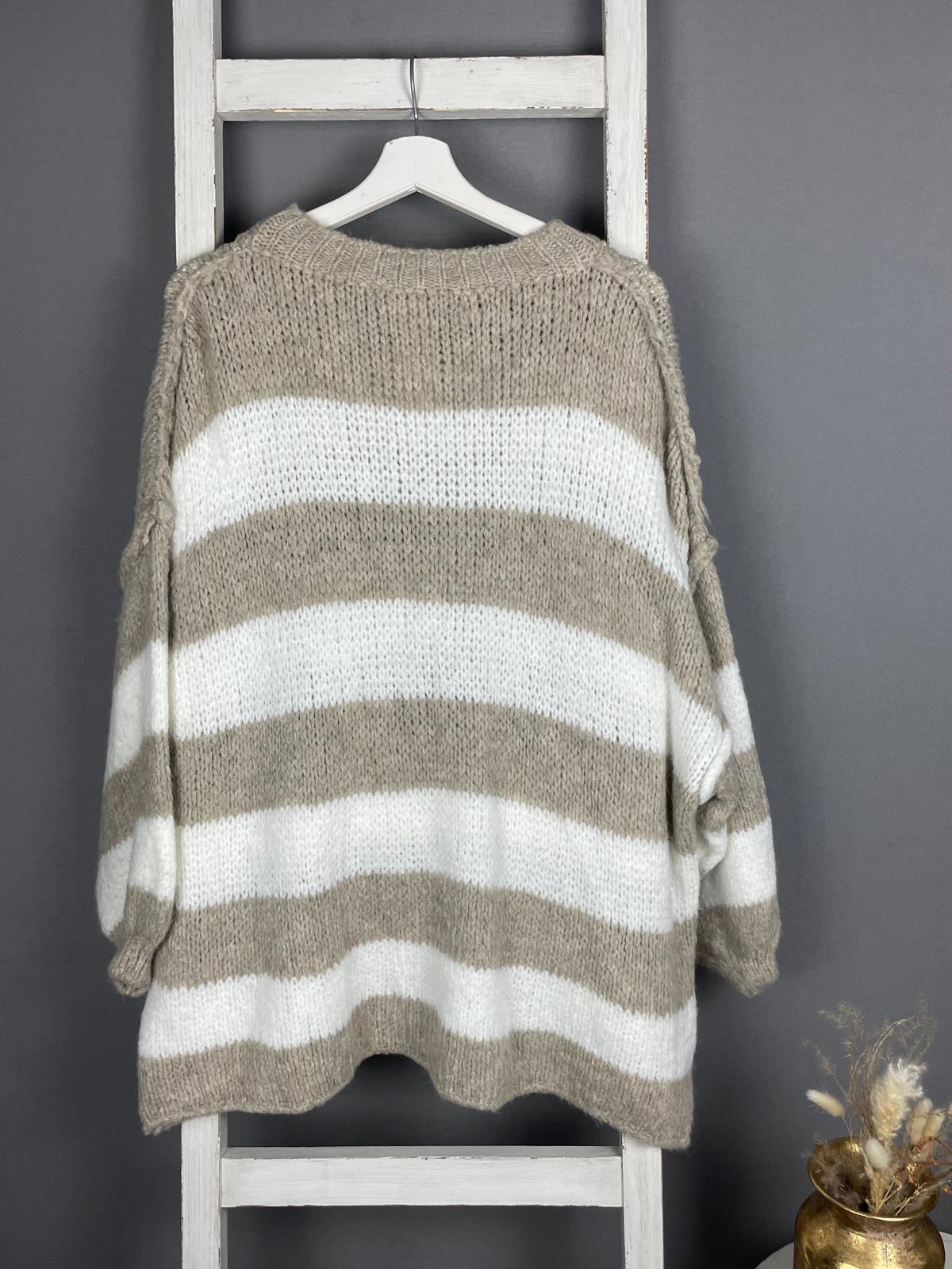 Kuscheliger Pullover mit Streifen