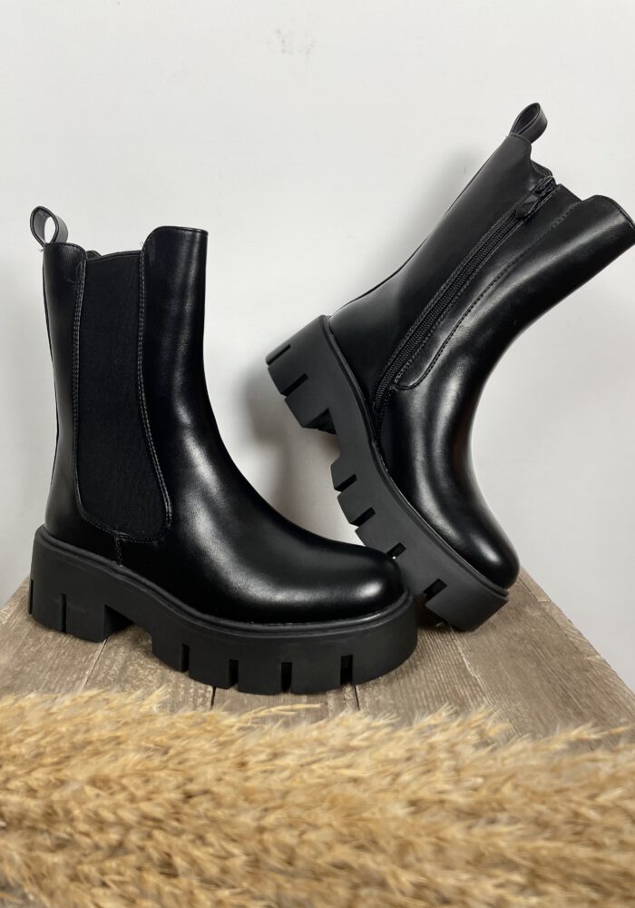 Schlichte hohe Chelsea Boots