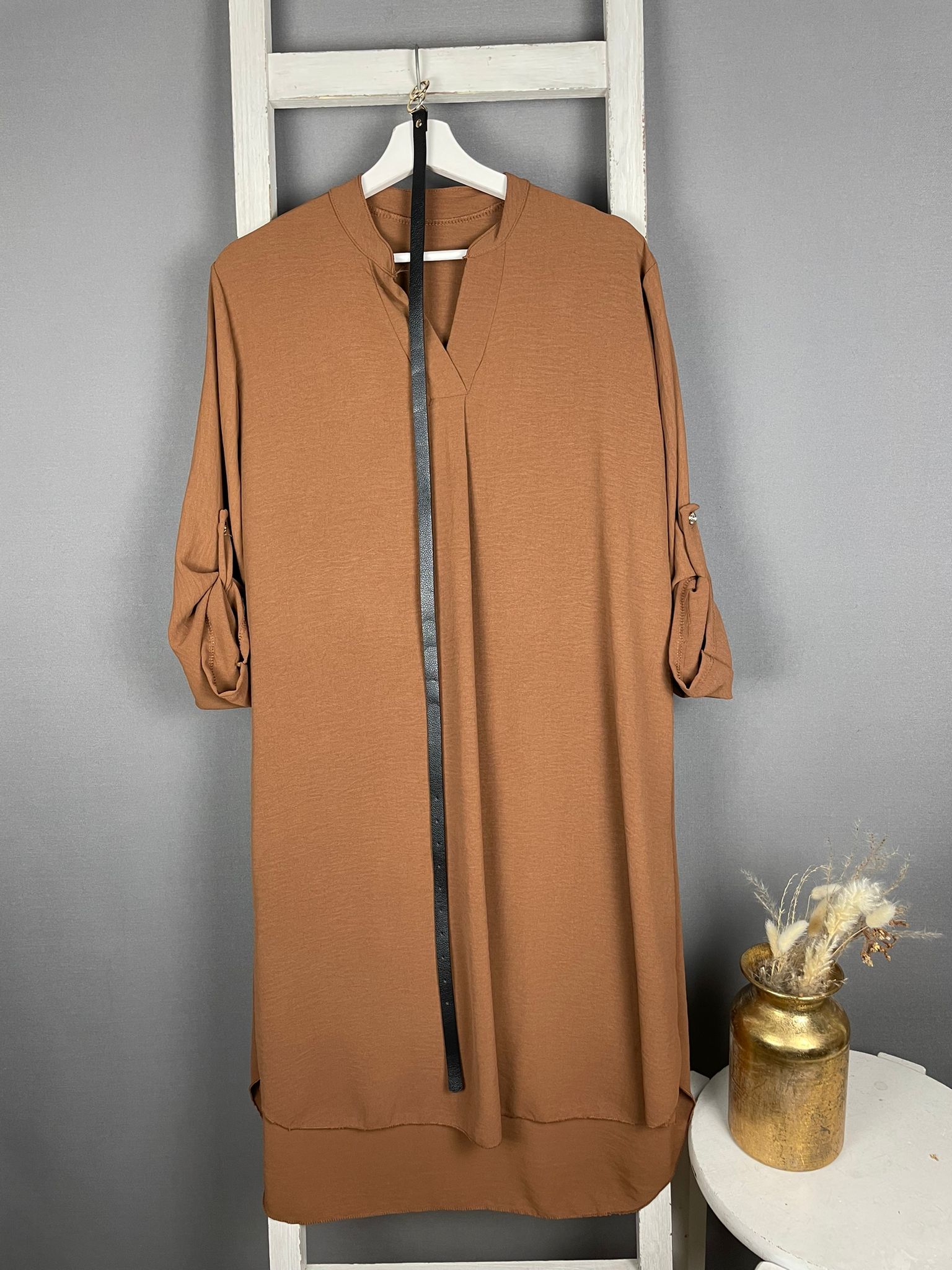 Extra Longbluse mit dünnem Gürtel