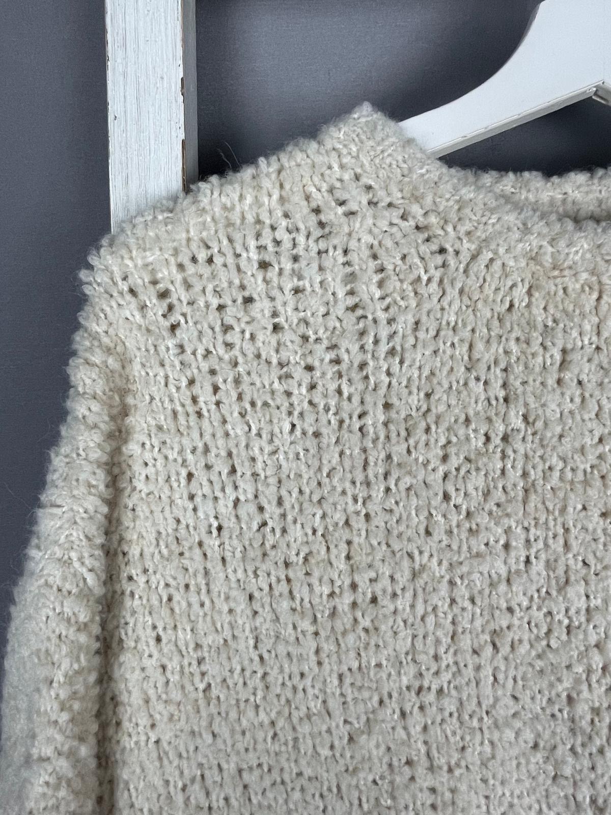 Bouclé Pullover mit umgeschlagenen Ärmeln