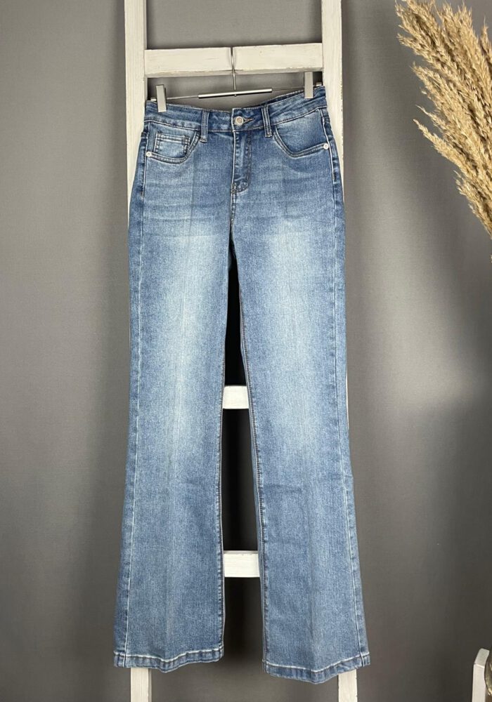 Lange Flared Jeans mit Bügelfalte