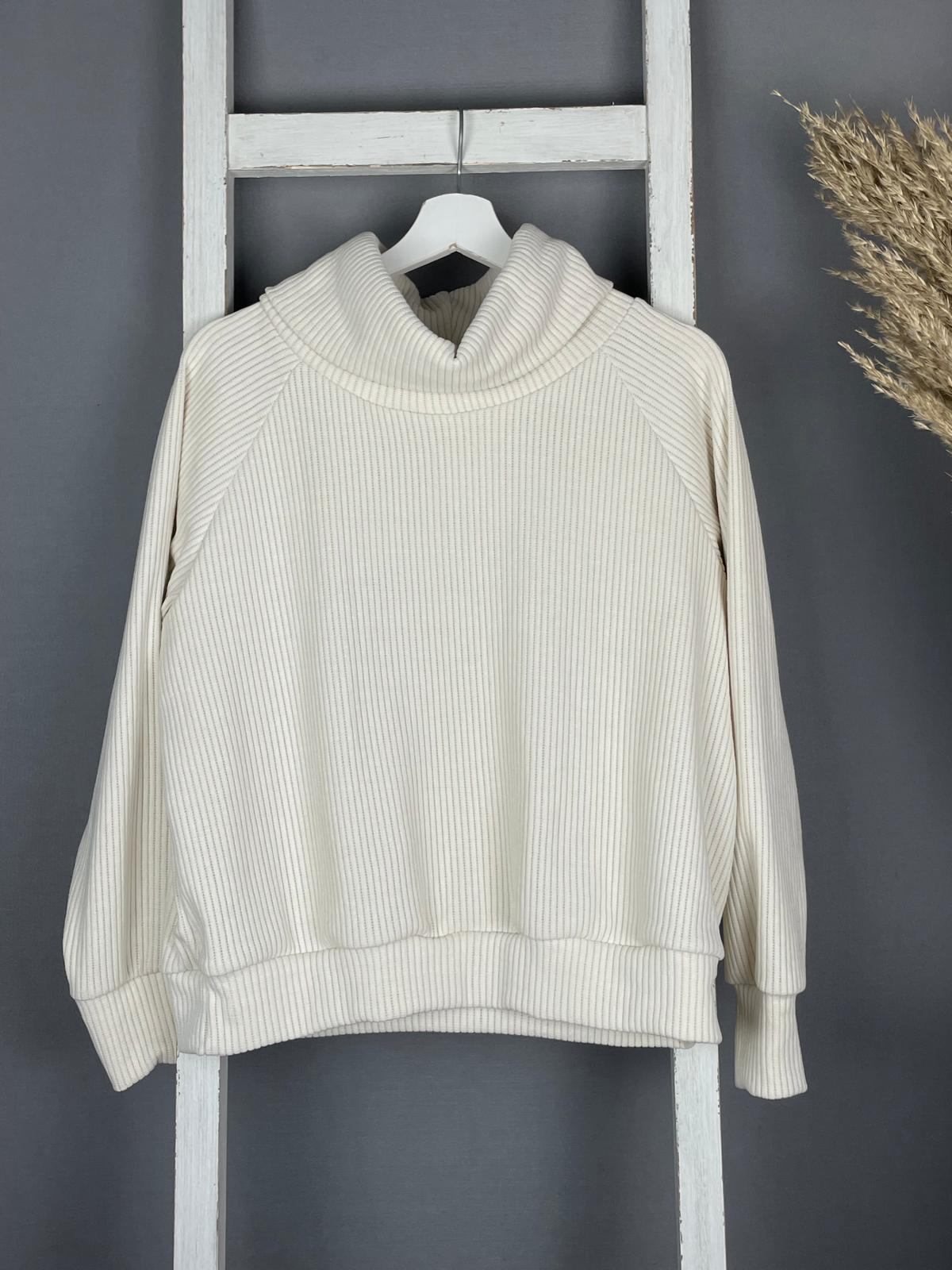 Cord Sweater mit lockerem Rollkragen