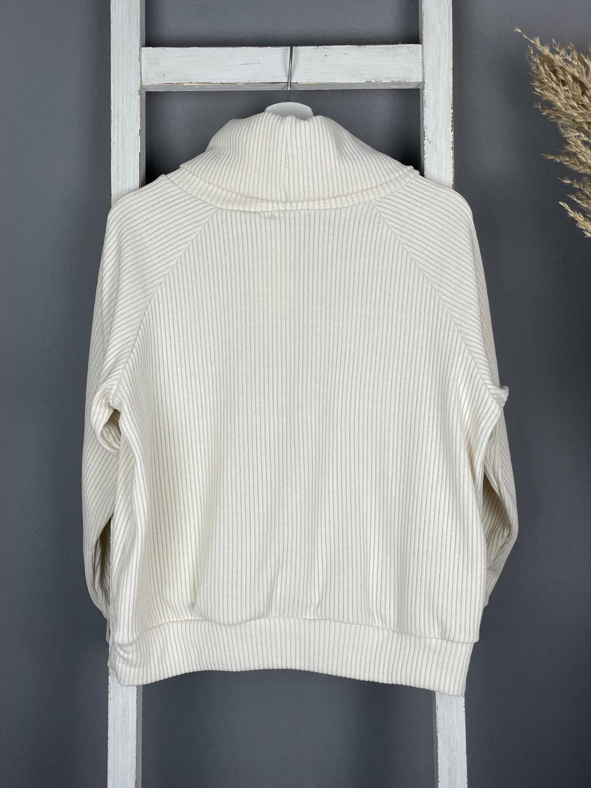 Cord Sweater mit lockerem Rollkragen