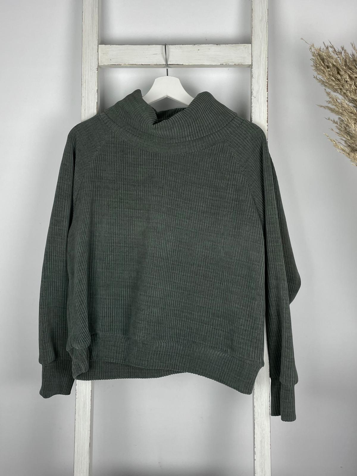 Cord Sweater mit lockerem Rollkragen