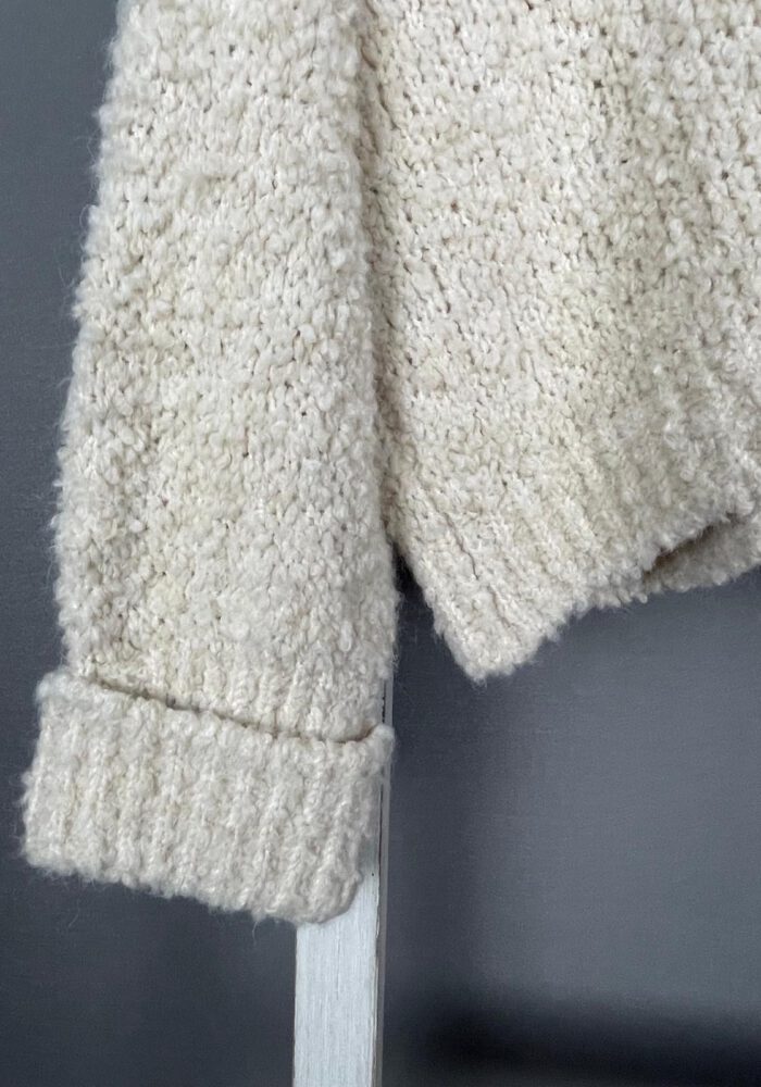 Bouclé Pullover mit umgeschlagenen Ärmeln