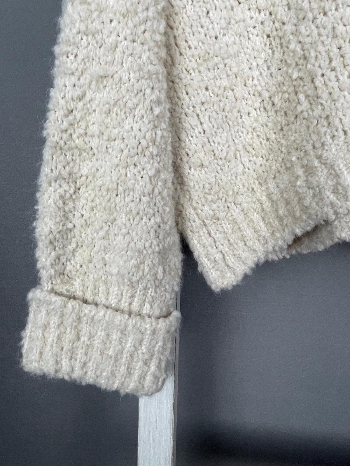 Bouclé Pullover mit umgeschlagenen Ärmeln