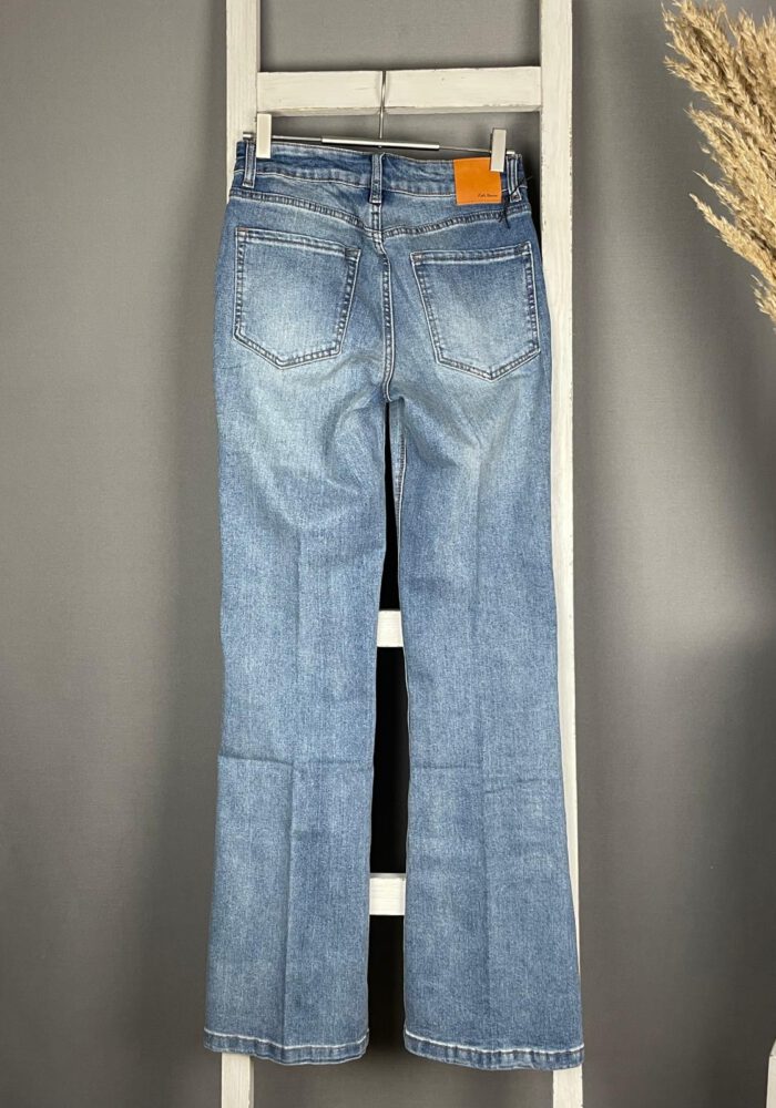 Lange Flared Jeans mit Bügelfalte