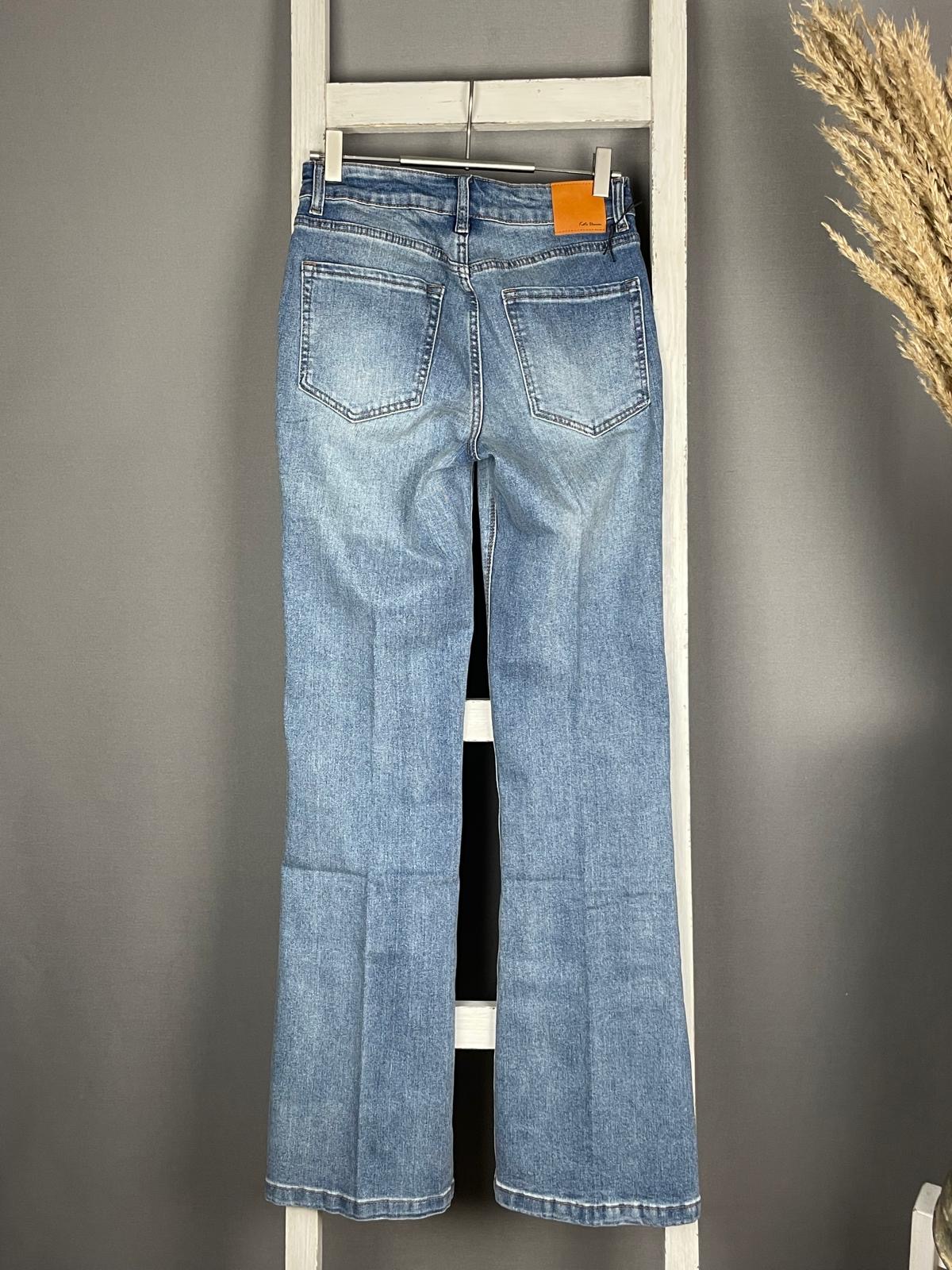 Lange Flared Jeans mit Bügelfalte