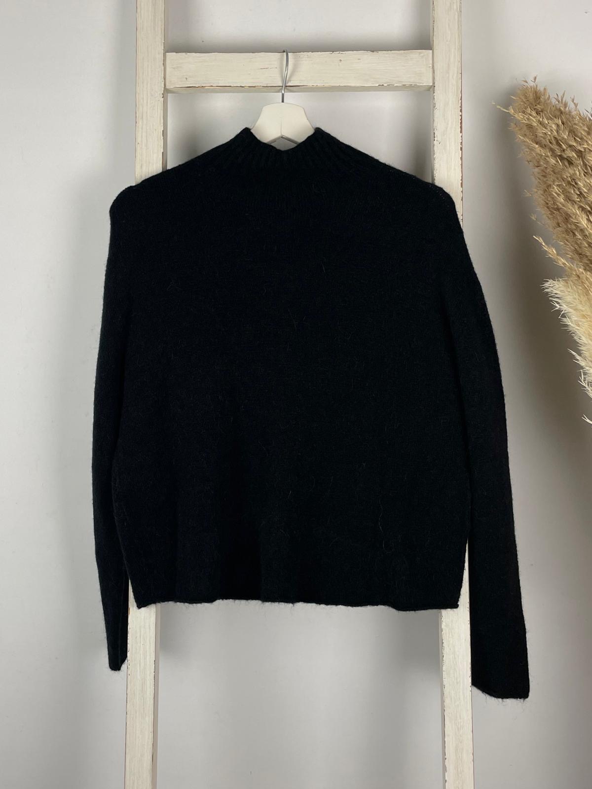 Kurzer Feinstrick Pullover mit gerippten Turtleneck