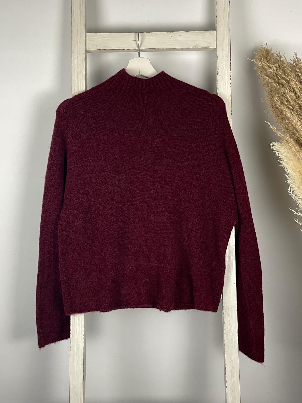 Kurzer Feinstrick Pullover mit gerippten Turtleneck