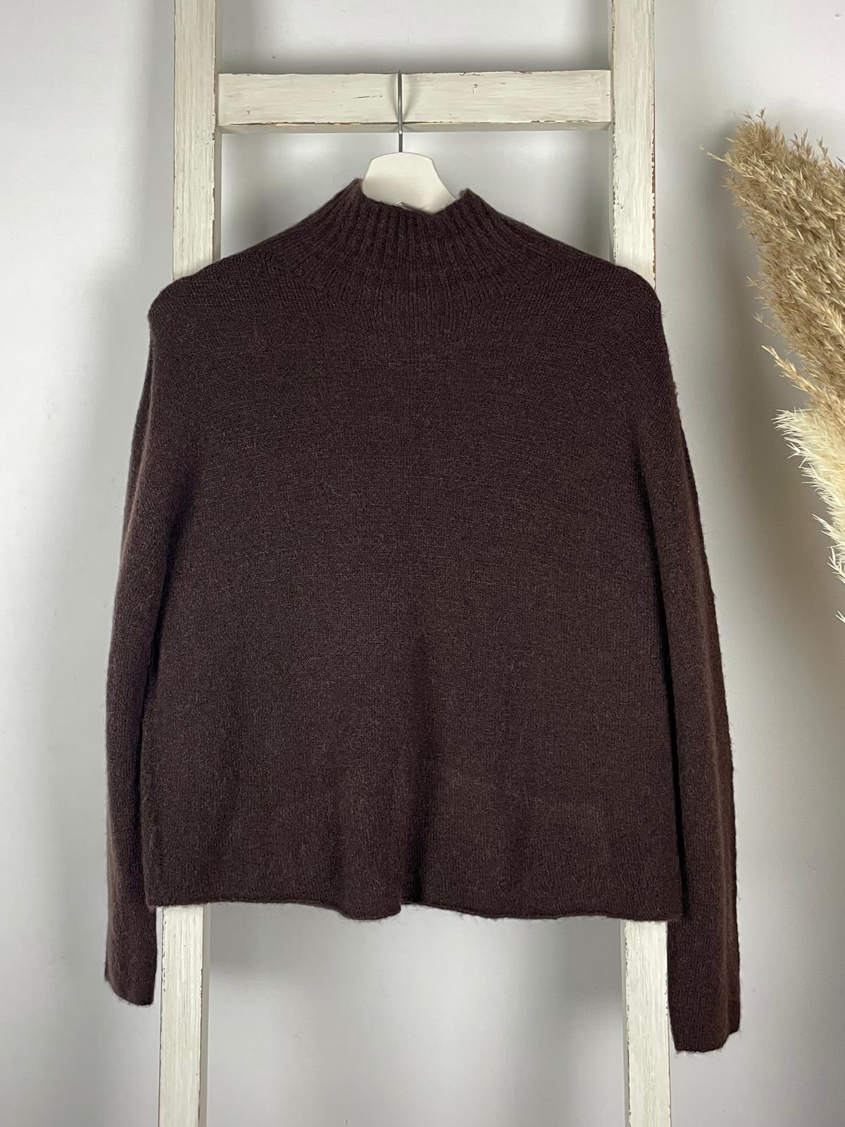 Kurzer Feinstrick Pullover mit gerippten Turtleneck