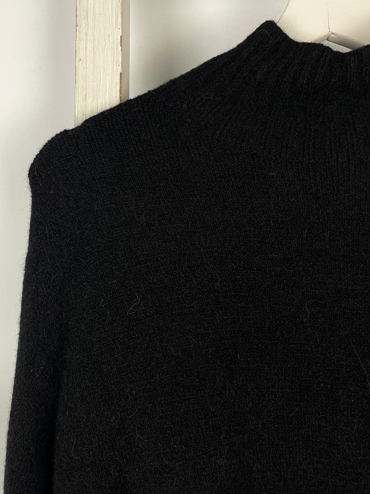 Kurzer Feinstrick Pullover mit gerippten Turtleneck