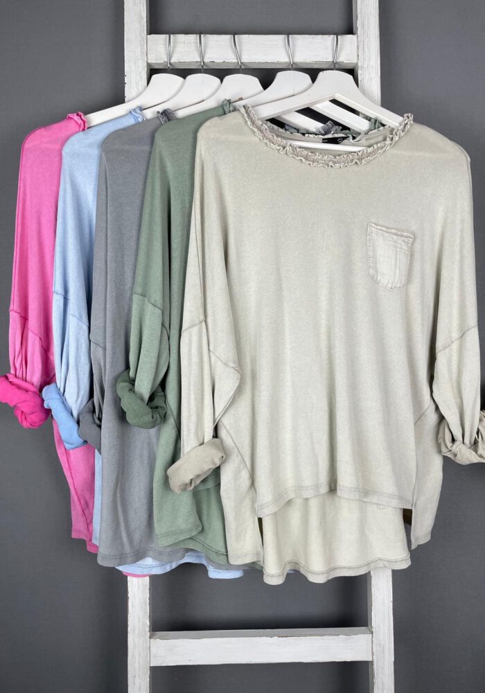 Longsleeve mit Rüschen am Ausschnitt und Brusttasche