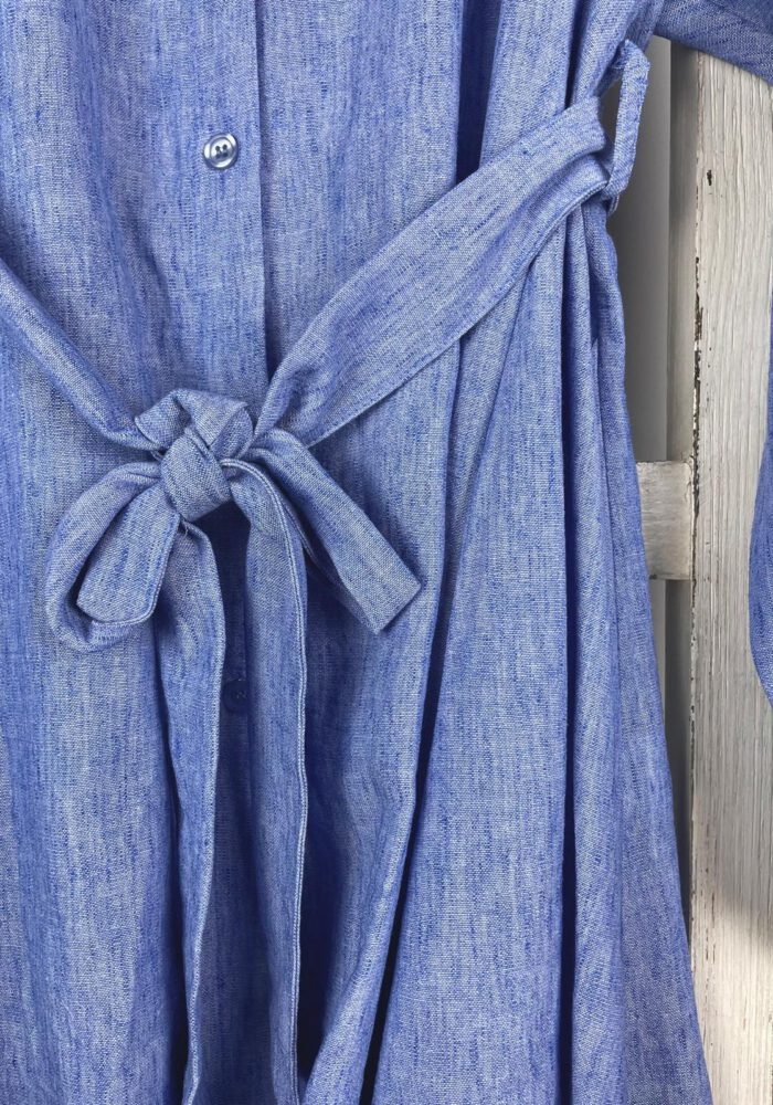 Kurzes Kleid mit Bindegürtel & leichten Puffärmel