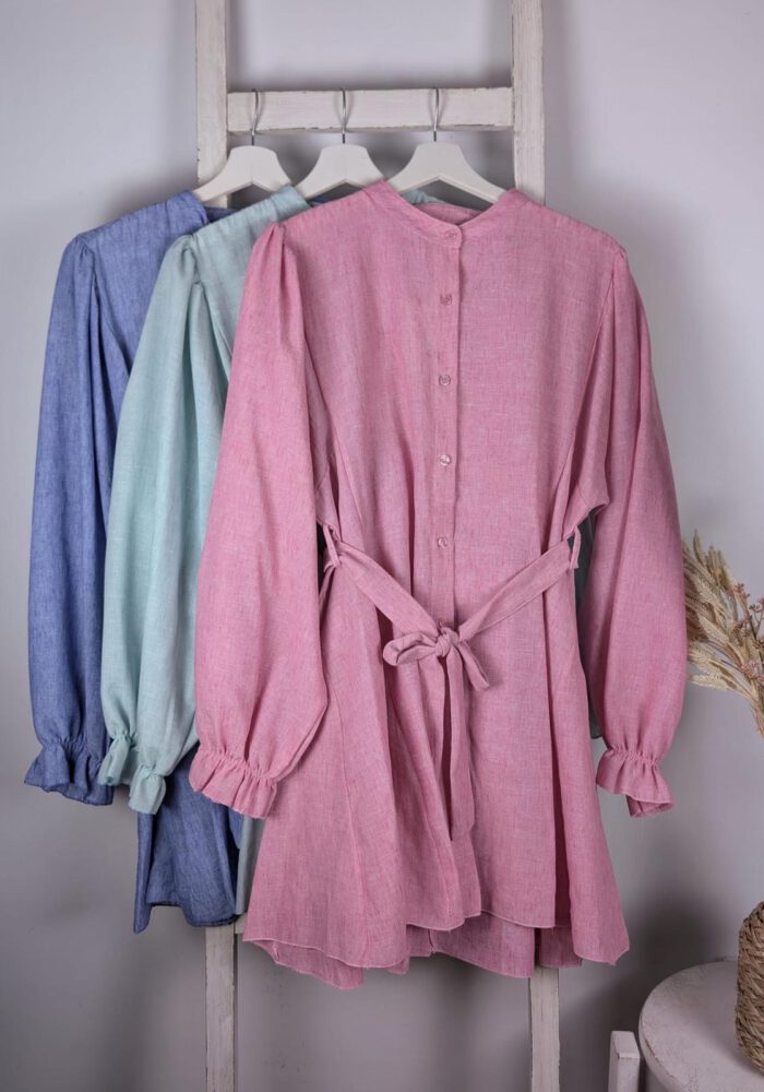 Kurzes Kleid mit Bindegürtel & leichten Puffärmel