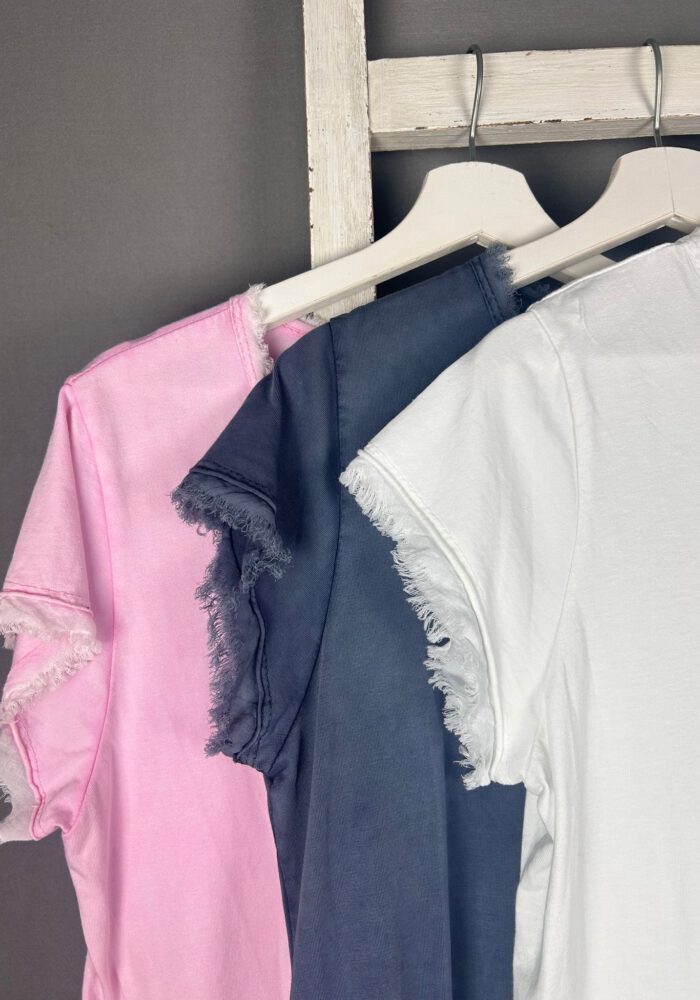 V-Neck T-Shirt mit Perlmutt-Knopfleiste