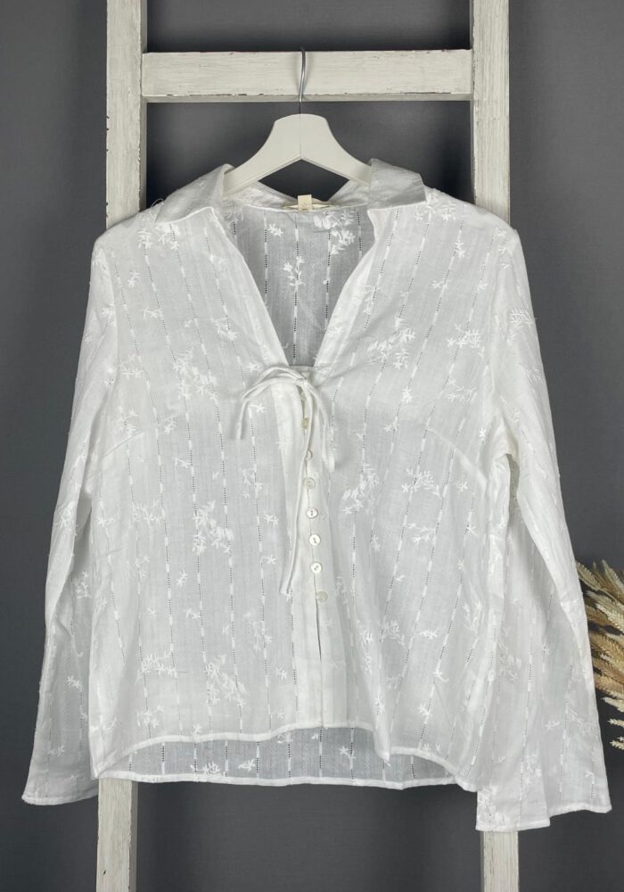 Romantische Bluse mit Stickerei und Knopf/Bindedetail