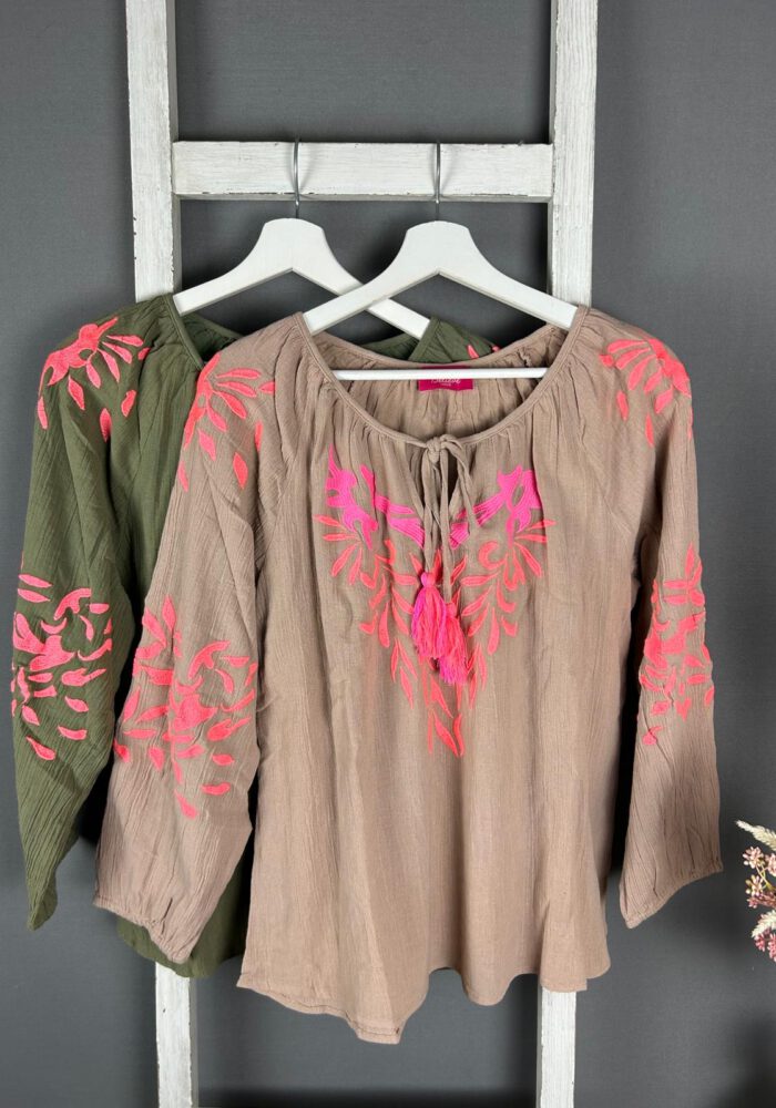 Boho-Bluse mit Stickerei & Quaste