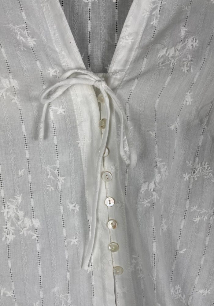 Romantische Bluse mit Stickerei und Knopf/Bindedetail