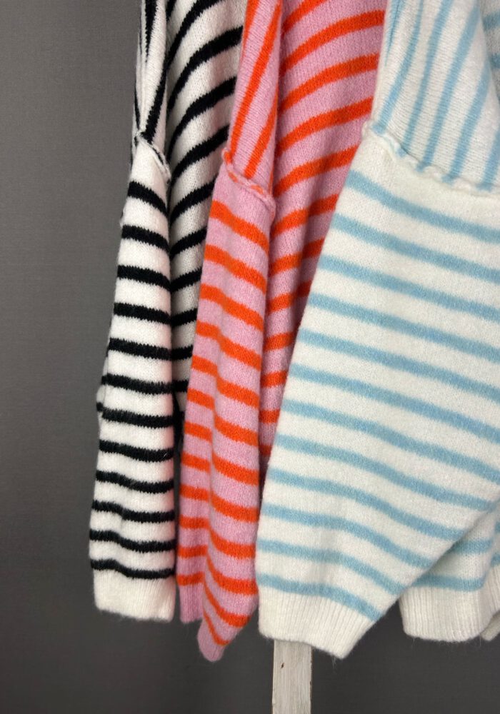 Gestreifter Pullover mit hinteren Mitte