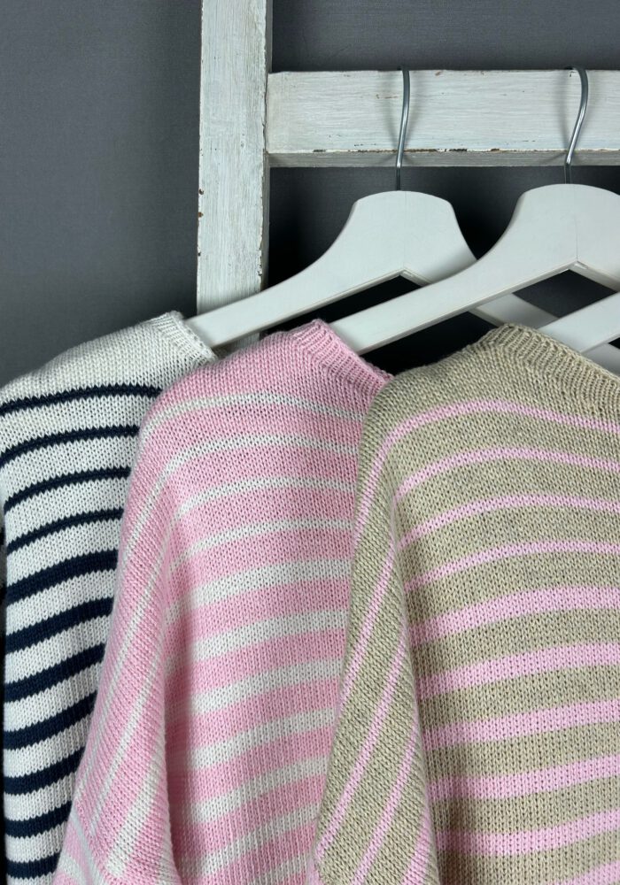 Gestreifter Pullover mit U-Boot Ausschnitt