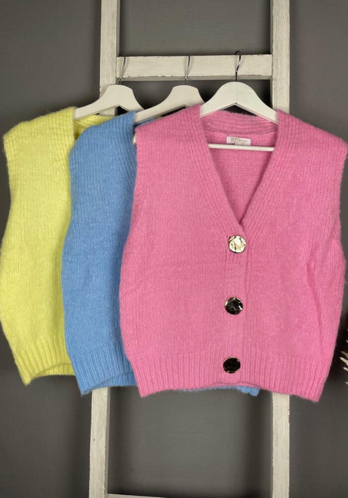Kuschelige Strickweste mit großen, goldenen Knöpfen