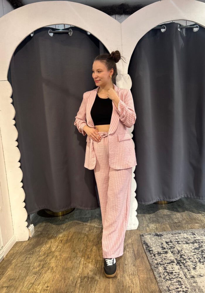Blazer mit zarten Nadelstreifen und gerafften Ärmel
