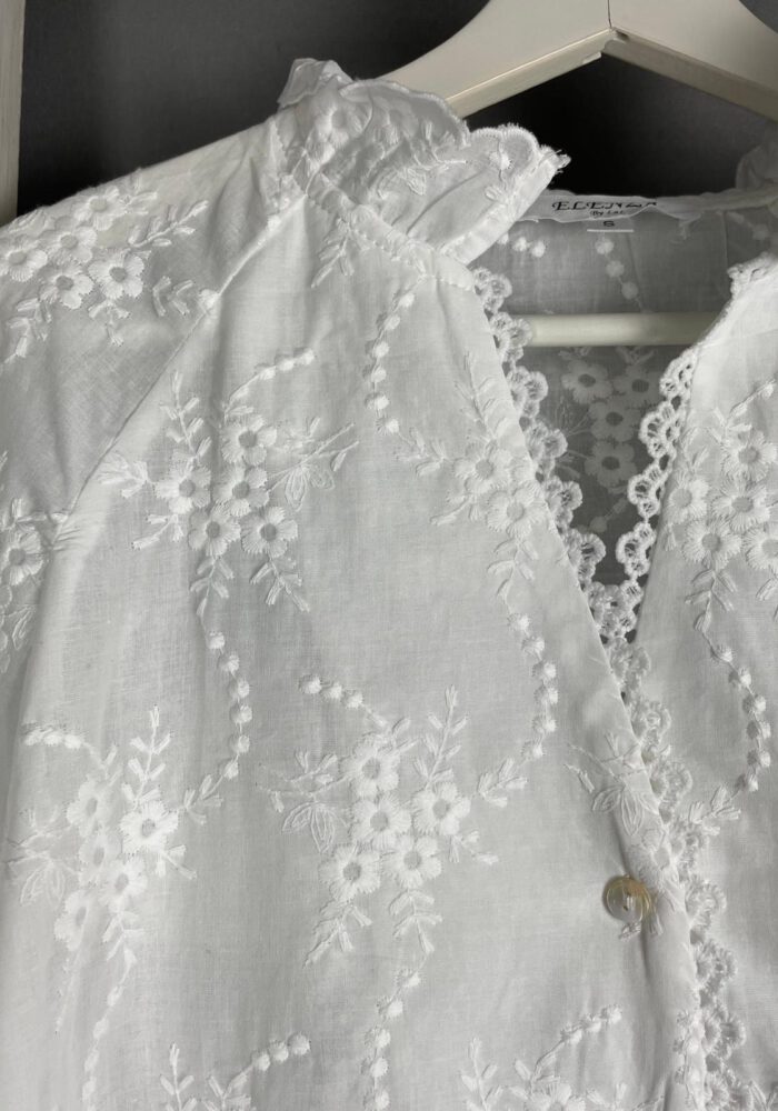 Bluse mit Rüschenkragen und Stickerei