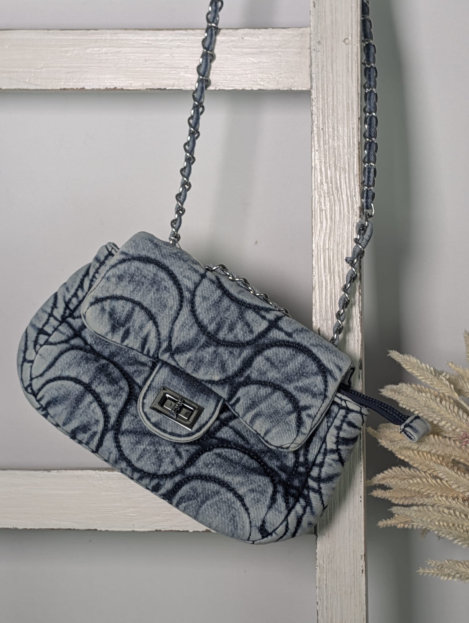 Denim Nano Bag mit Ketten-Umhängegurt