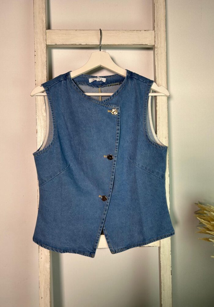 Jeansweste mit schräger Knopfleiste