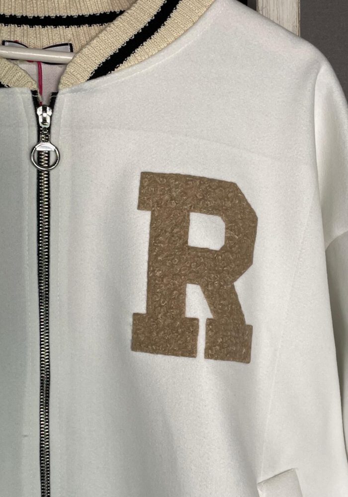 Kurze College Jacke mit Flokati Buchstabe