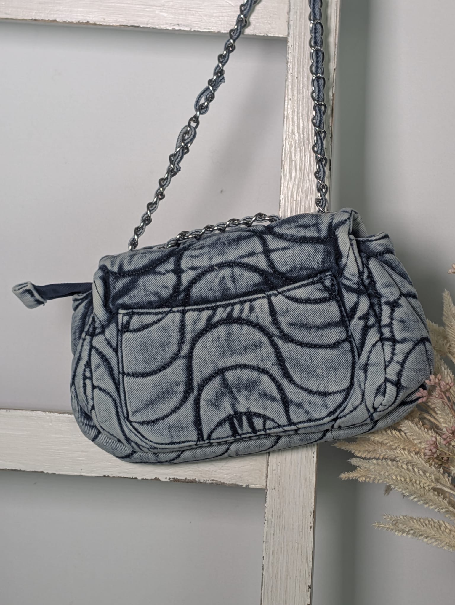 Denim Nano Bag mit Ketten-Umhängegurt