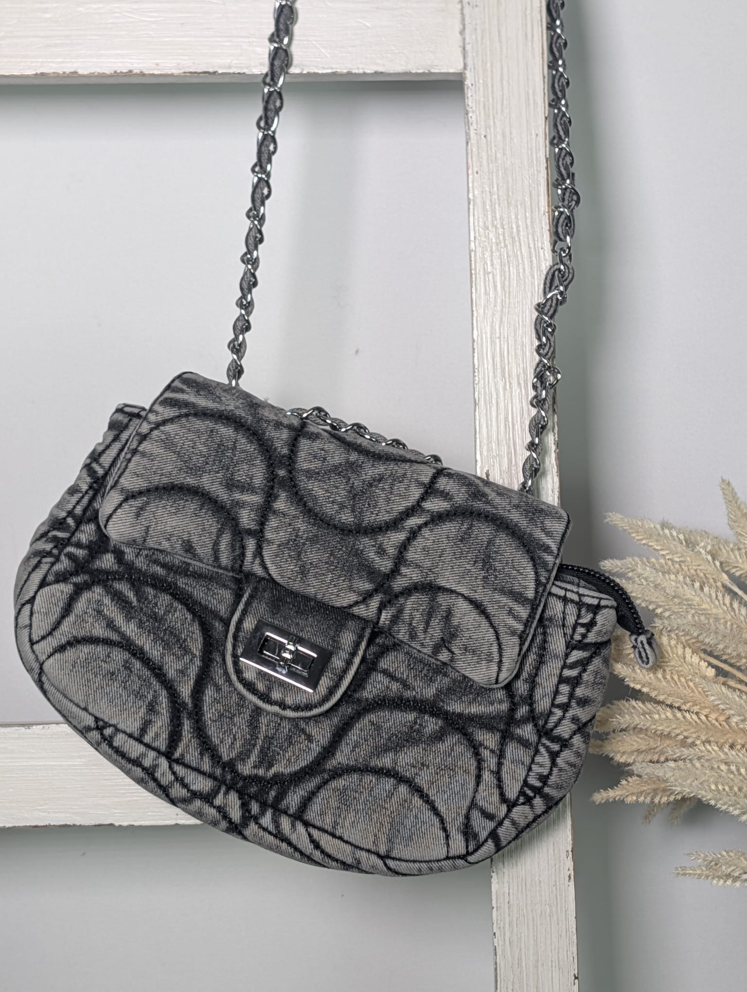 Denim Nano Bag mit Ketten-Umhängegurt