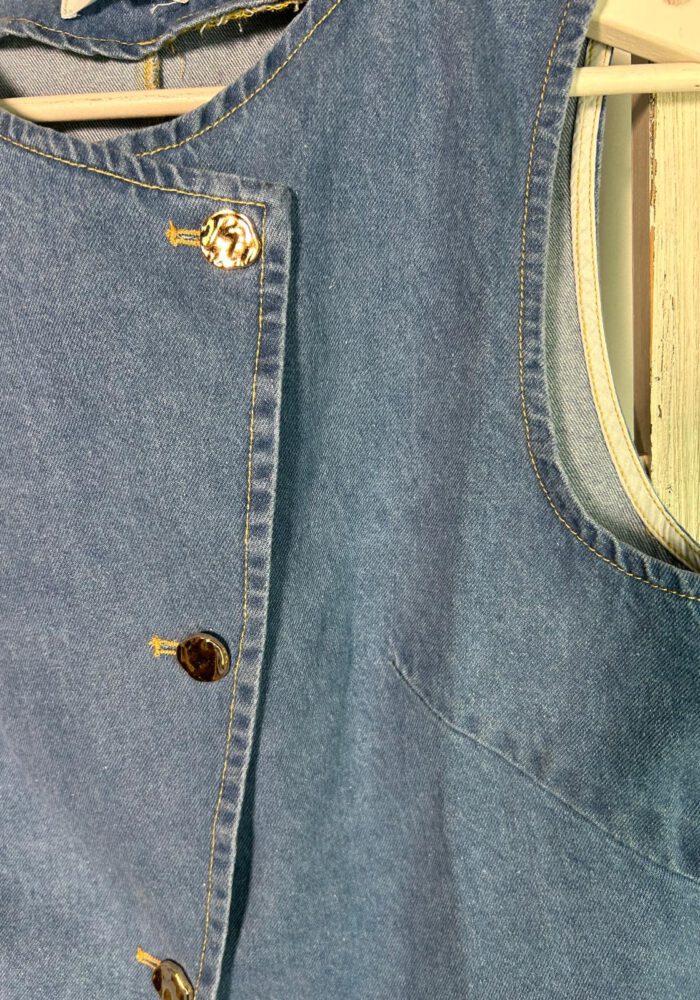 Jeansweste mit schräger Knopfleiste