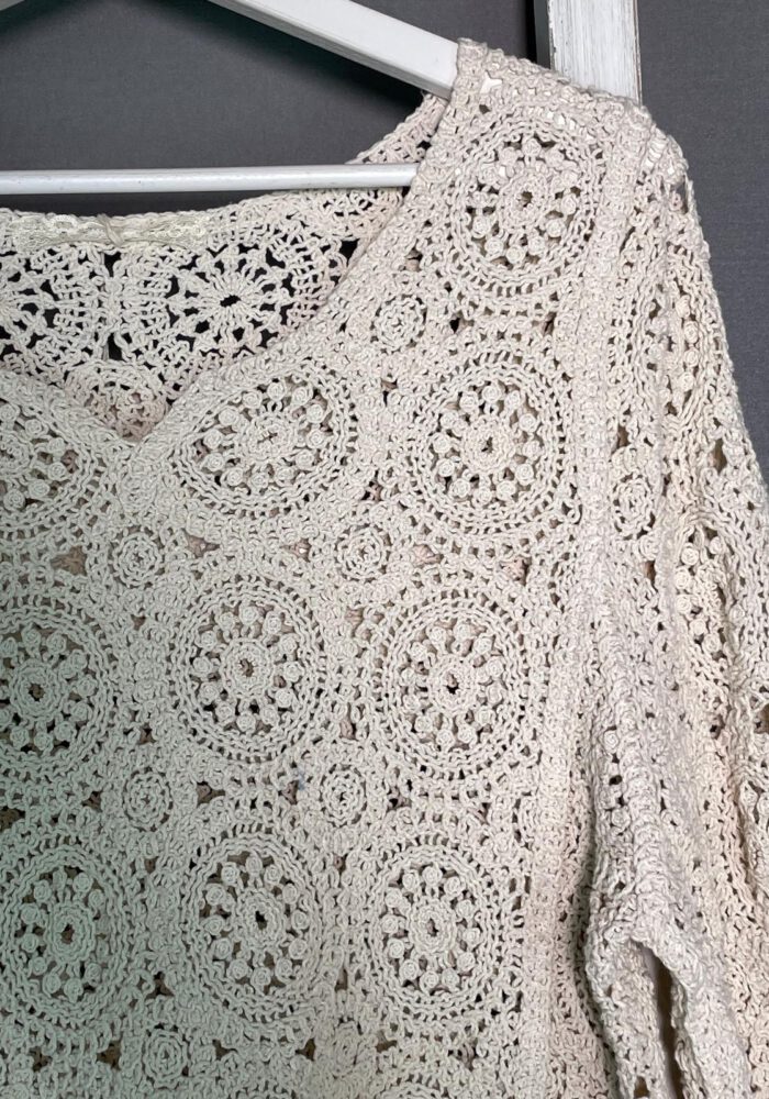 Gehäkelter Pullover mit Kelchärmel